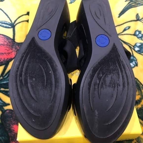 Kenneth Cole Reaction Black Sandals - Picture 2 of 4